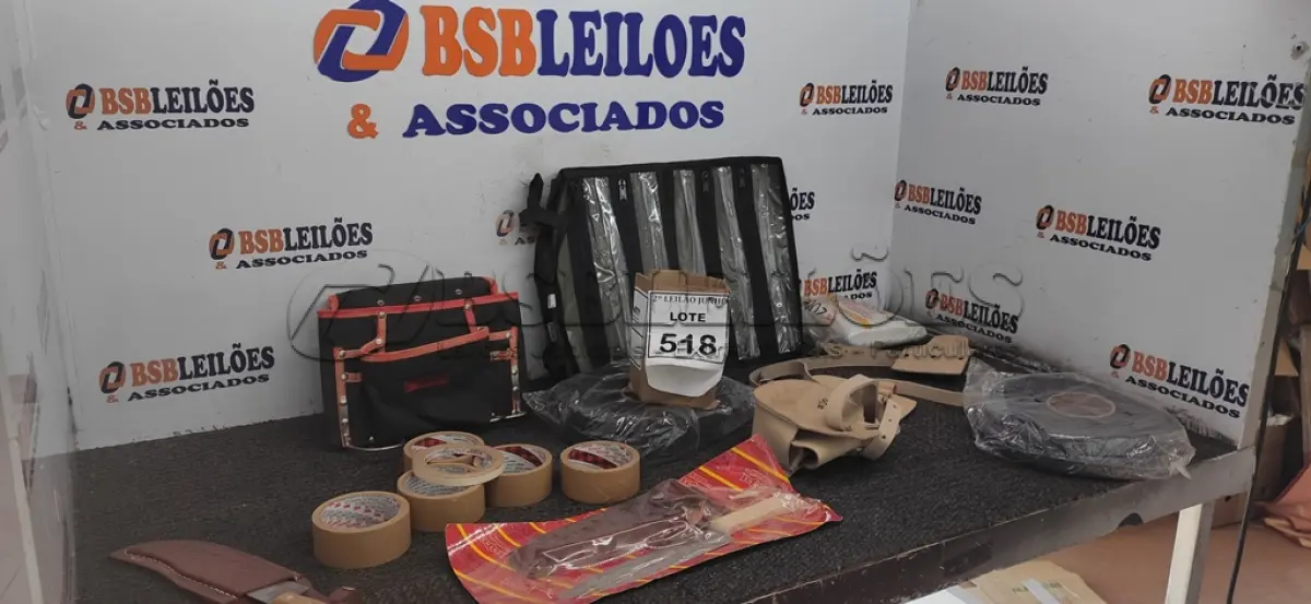 LOTE 518 - 02 FACAS SENDO 01 COM BAINHA, 02 PORTAS FERRAMENTAS, 01 BOLSA PORTA FERRAMENTAS, 02 ROLOS DE VEDAÇÃO, 06 FITAS E 02 PORTAS EMPATE DE 05 DIVISÕES (NO ESTADO) ATENÇÃO! FAZER A VISITAÇÃO ANTES DE ARREMATAR, NÃO SABEMOS SE FUNCIONA, LEILÃO NÃO TEM GARANTIA E NEM DEVOLUÇÃO, SUJEITO A POSSÍVEIS AVARIAS VISÍVEIS/OCULTAS E/OU AUSÊNCIA DE COMPONENTES.