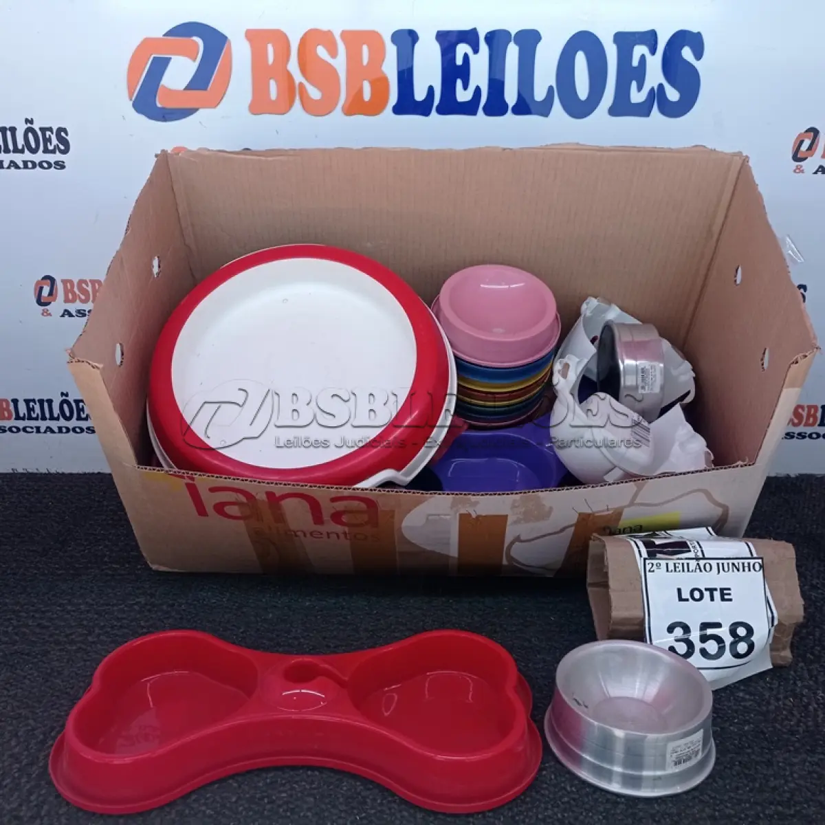 LOTE 358 - 01 LOTE COM GRANDE QUANTIDADE DE VASILHAS PARA PETS. (NO ESTADO) ATENÇÃO! FAZER A VISITAÇÃO ANTES DE ARREMATAR, NÃO SABEMOS SE FUNCIONA, LEILÃO NÃO TEM GARANTIA E NEM DEVOLUÇÃO, SUJEITO A POSSÍVEIS AVARIAS VISÍVEIS/OCULTAS E/OU AUSÊNCIA DE COMPONENTES.