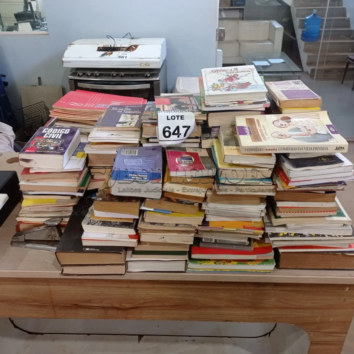 LOTE 647 - 01 LOTE COM GRANDE QUANTIDADE DE LIVROS.  (NO ESTADO) ATENÇÃO! FAZER A VISITAÇÃO ANTES DE ARREMATAR, NÃO SABEMOS SE FUNCIONA, LEILÃO NÃO TEM GARANTIA E NEM DEVOLUÇÃO, SUJEITO A POSSÍVEIS AVARIAS VISÍVEIS/OCULTAS E/OU AUSÊNCIA DE COMPONENTES.