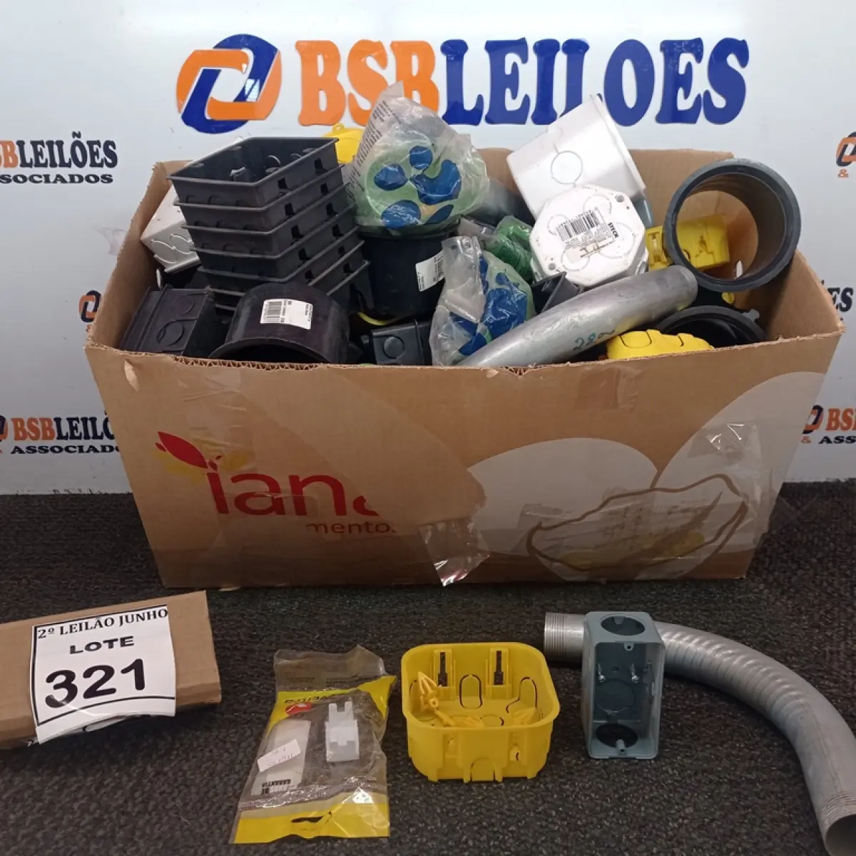 01 LOTE COM CAIXINHAS DE PASSAGEM DE FIO E MATERIAIS ELÉTRICOS DIVERSOS. (NO ESTADO) ATENÇÃO! FAZER A VISITAÇÃO ANTES DE ARREMATAR, NÃO SABEMOS SE FUNCIONA, LEILÃO NÃO TEM GARANTIA E NEM DEVOLUÇÃO, SUJEITO A POSSÍVEIS AVARIAS VISÍVEIS/OCULTAS E/OU AUSÊNCIA DE COMPONENTES.