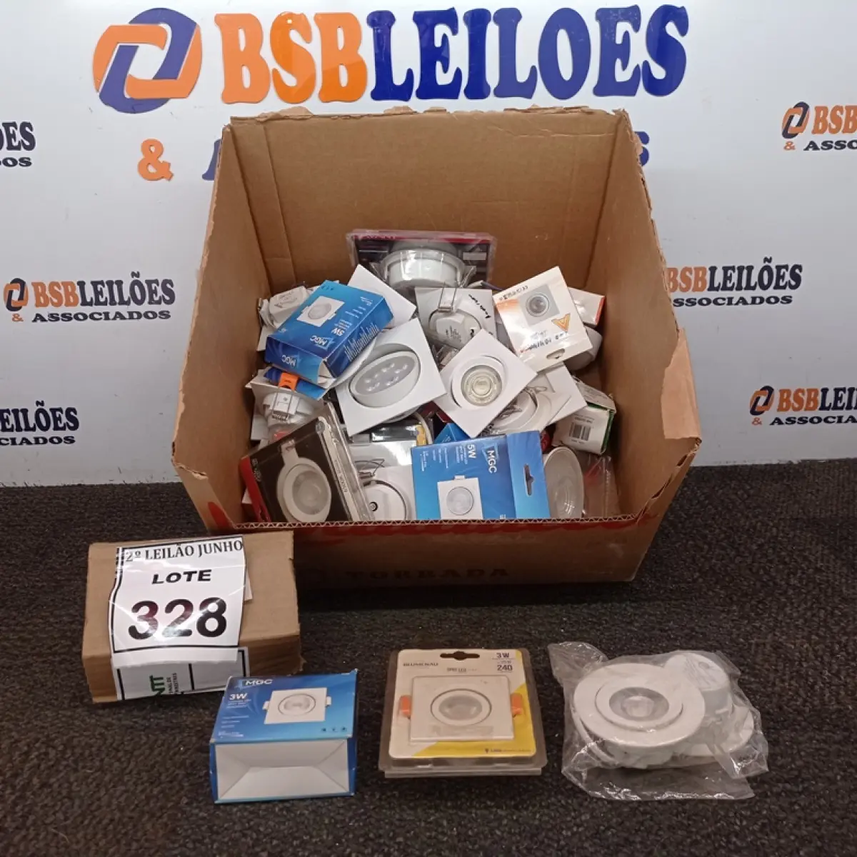 01 LOTE COM VÁRIAS LUMINÁRIAS PAINEL SOLAR MODELOS DIVERSOS. (NO ESTADO) ATENÇÃO! FAZER A VISITAÇÃO ANTES DE ARREMATAR, NÃO SABEMOS SE FUNCIONA, LEILÃO NÃO TEM GARANTIA E NEM DEVOLUÇÃO, SUJEITO A POSSÍVEIS AVARIAS VISÍVEIS/OCULTAS E/OU AUSÊNCIA DE COMPONENTES.