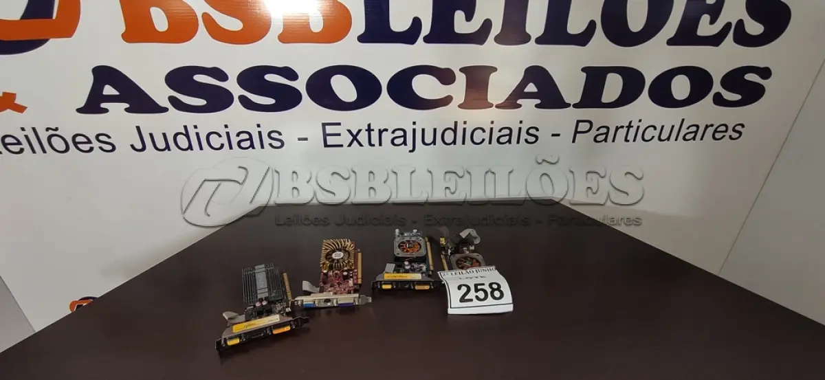 LOTE 258 - 04 PLACAS DE VÍDEO. (NO ESTADO) ATENÇÃO! FAZER A VISITAÇÃO ANTES DE ARREMATAR, NÃO SABEMOS SE FUNCIONA, LEILÃO NÃO TEM GARANTIA E NEM DEVOLUÇÃO, SUJEITO A POSSÍVEIS AVARIAS VISÍVEIS/OCULTAS E/OU AUSÊNCIA DE COMPONENTES.
