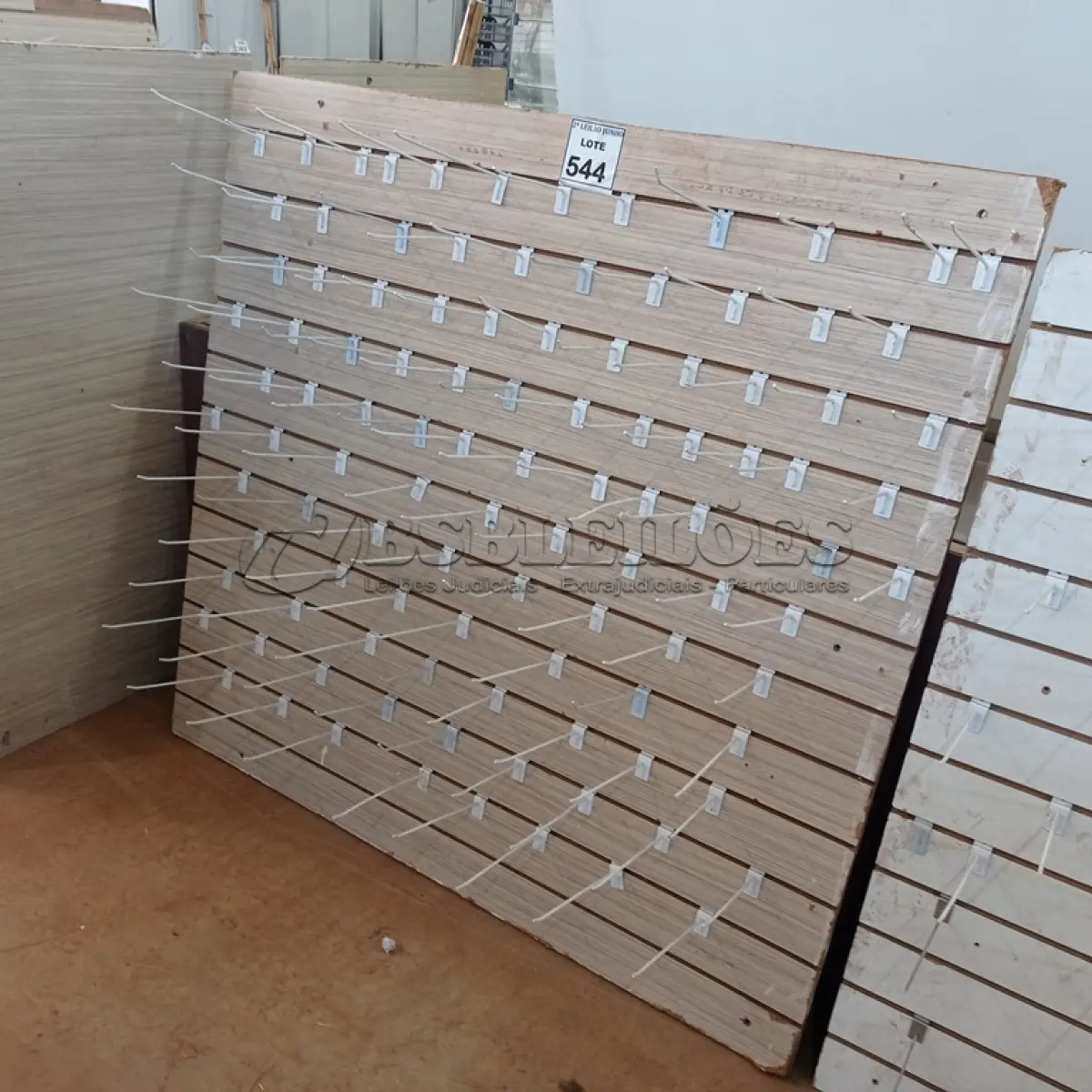 LOTE 544 - 01 PAINEL CANALETADO COM GANCHOS DE 1,49 X 1,40. (NO ESTADO) ATENÇÃO! FAZER A VISITAÇÃO ANTES DE ARREMATAR, NÃO SABEMOS SE FUNCIONA, LEILÃO NÃO TEM GARANTIA E NEM DEVOLUÇÃO, SUJEITO A POSSÍVEIS AVARIAS VISÍVEIS/OCULTAS E/OU AUSÊNCIA DE COMPONENTES.