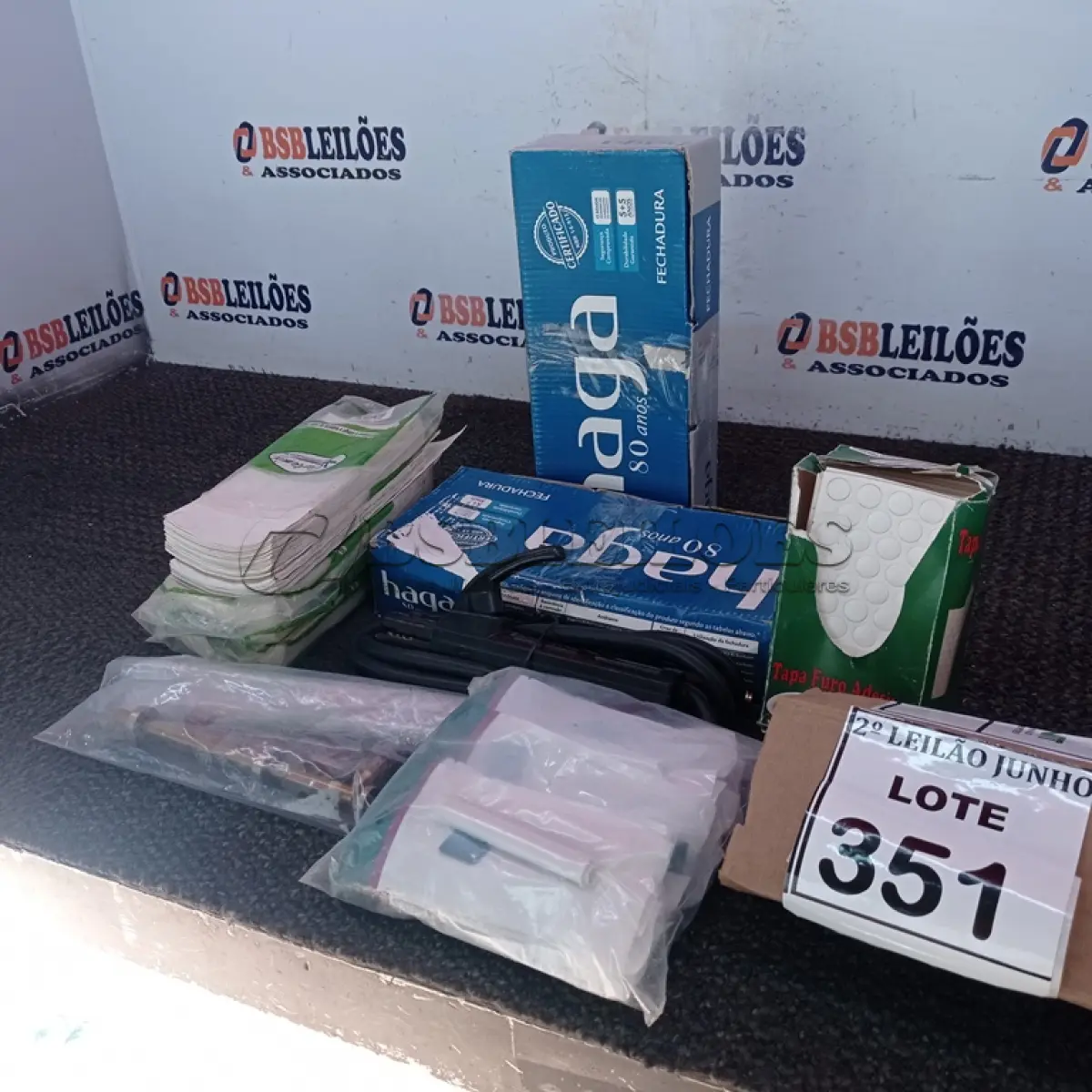 LOTE 351 - 02 FECHADURAS, 01 FERROLHO PARA PORTAS, 01 CABO PARA SOLDA ELÉTRICA, 05 ROLOS DE FITA BORDA, DIVERSOS TAPA FUROS ADESIVOS E FECHO TOQUE. (NO ESTADO) ATENÇÃO! FAZER A VISITAÇÃO ANTES DE ARREMATAR, NÃO SABEMOS SE FUNCIONA, LEILÃO NÃO TEM GARANTIA E NEM DEVOLUÇÃO, SUJEITO A POSSÍVEIS AVARIAS VISÍVEIS/OCULTAS E/OU AUSÊNCIA DE COMPONENTES.