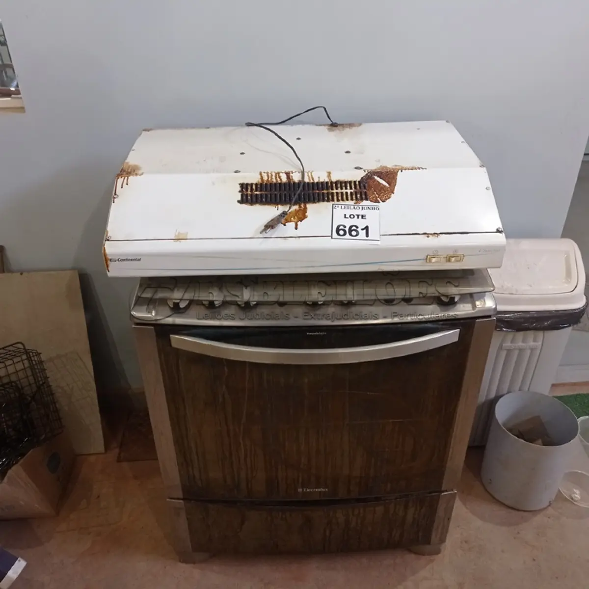 LOTE 661 - 01 FOGÃO ELECTROLUX 05 BOCAS E 01 SUGAR.  (NO ESTADO) ATENÇÃO! FAZER A VISITAÇÃO ANTES DE ARREMATAR, NÃO SABEMOS SE FUNCIONA, LEILÃO NÃO TEM GARANTIA E NEM DEVOLUÇÃO, SUJEITO A POSSÍVEIS AVARIAS VISÍVEIS/OCULTAS E/OU AUSÊNCIA DE COMPONENTES.