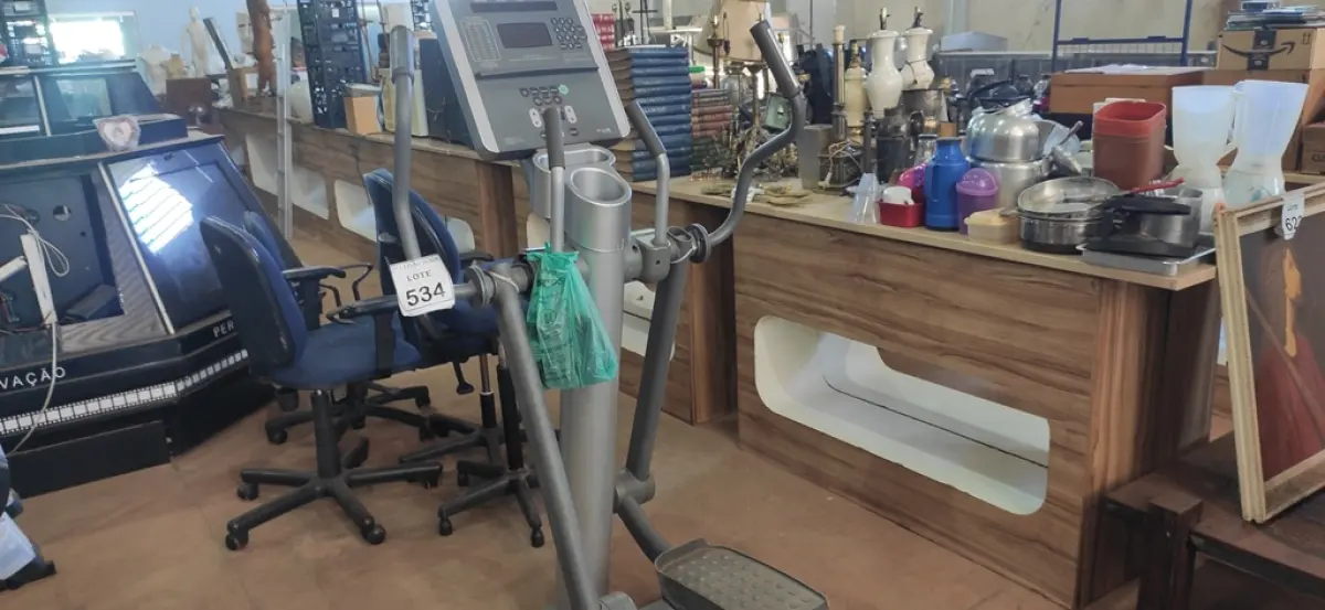 01 ELÍPTICO MODELO LIFE FITNESS 95XI. (NO ESTADO) ATENÇÃO! FAZER A VISITAÇÃO ANTES DE ARREMATAR, NÃO SABEMOS SE FUNCIONA, LEILÃO NÃO TEM GARANTIA E NEM DEVOLUÇÃO, SUJEITO A POSSÍVEIS AVARIAS VISÍVEIS/OCULTAS E/OU AUSÊNCIA DE COMPONENTES.