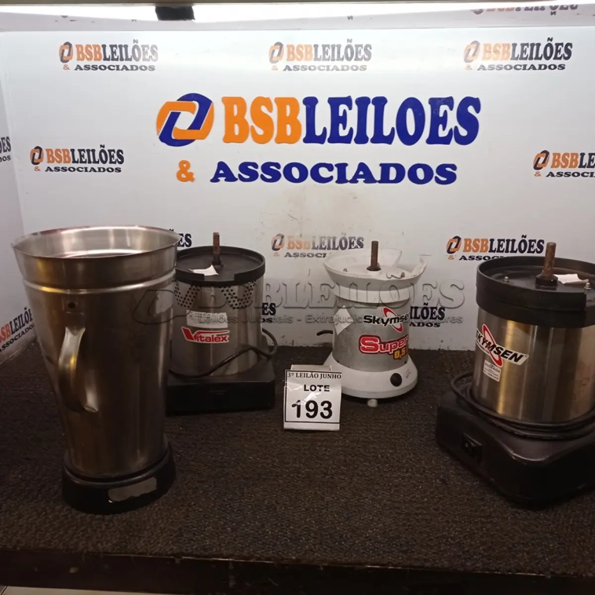 LOTE 193 - 03 BASES DE LIQUIDIFICADOR INDUSTRIAL E 01 COPO AVULSO. (NO ESTADO) ATENÇÃO! FAZER A VISITAÇÃO ANTES DE ARREMATAR, NÃO SABEMOS SE FUNCIONA, LEILÃO NÃO TEM GARANTIA E NEM DEVOLUÇÃO, SUJEITO A POSSÍVEIS AVARIAS VISÍVEIS/OCULTAS E/OU AUSÊNCIA DE COMPONENTES.