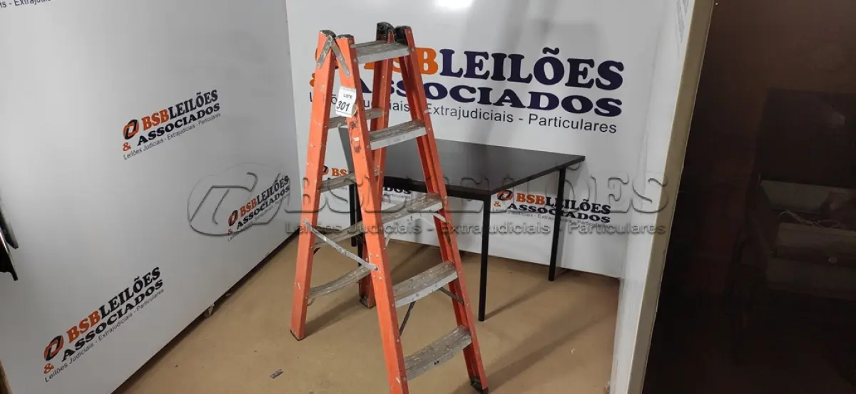 LOTE 301 - 01 ESCADA. (NO ESTADO) ATENÇÃO! FAZER A VISITAÇÃO ANTES DE ARREMATAR, NÃO SABEMOS SE FUNCIONA, LEILÃO NÃO TEM GARANTIA E NEM DEVOLUÇÃO, SUJEITO A POSSÍVEIS AVARIAS VISÍVEIS/OCULTAS E/OU AUSÊNCIA DE COMPONENTES.