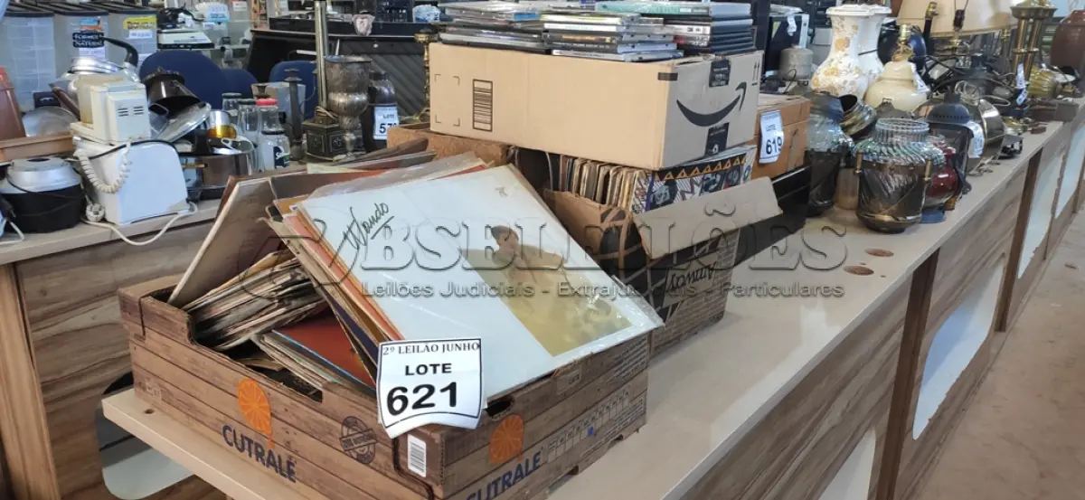 LOTE 621 - 01 LOTE COM GRANDE QUANTIDADE DE DISCOS DE VINIL, CD E DVD.  (NO ESTADO) ATENÇÃO! FAZER A VISITAÇÃO ANTES DE ARREMATAR, NÃO SABEMOS SE FUNCIONA, LEILÃO NÃO TEM GARANTIA E NEM DEVOLUÇÃO, SUJEITO A POSSÍVEIS AVARIAS VISÍVEIS/OCULTAS E/OU AUSÊNCIA DE COMPONENTES.