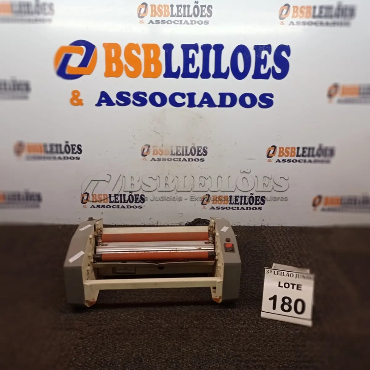 LOTE 180 - 01 PLASTIFICADORA. (NO ESTADO) ATENÇÃO! FAZER A VISITAÇÃO ANTES DE ARREMATAR, NÃO SABEMOS SE FUNCIONA. LEILÃO NÃO TEM GARANTIA E NEM DEVOLUÇÃO, SUJEITO A POSSÍVEIS AVARIAS VISÍVEIS/OCULTAS E/OU AUSÊNCIA DE COMPONENTES.