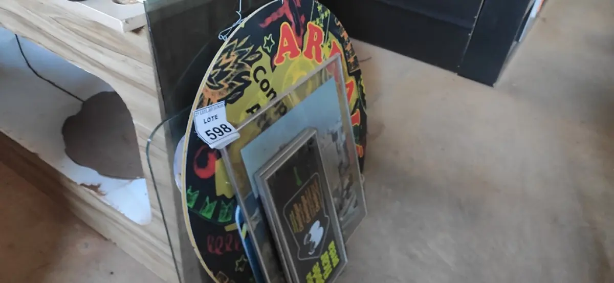 01 LOTE COM QUADROS E MOLDURAS DECORATIVAS E 02 VIDROS AVULSOS.  (NO ESTADO) ATENÇÃO! FAZER A VISITAÇÃO ANTES DE ARREMATAR, NÃO SABEMOS SE FUNCIONA, LEILÃO NÃO TEM GARANTIA E NEM DEVOLUÇÃO, SUJEITO A POSSÍVEIS AVARIAS VISÍVEIS/OCULTAS E/OU AUSÊNCIA DE COMPONENTES.