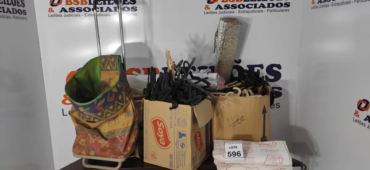 01 LOTE COM GRANDE QUANTIDADE DE CABIDES, MATERIAIS DECORATIVOS E 01 CARRINHO DE FEIRA.  (NO ESTADO) ATENÇÃO! FAZER A VISITAÇÃO ANTES DE ARREMATAR, NÃO SABEMOS SE FUNCIONA, LEILÃO NÃO TEM GARANTIA E NEM DEVOLUÇÃO, SUJEITO A POSSÍVEIS AVARIAS VISÍVEIS/OCULTAS E/OU AUSÊNCIA DE COMPONENTES.