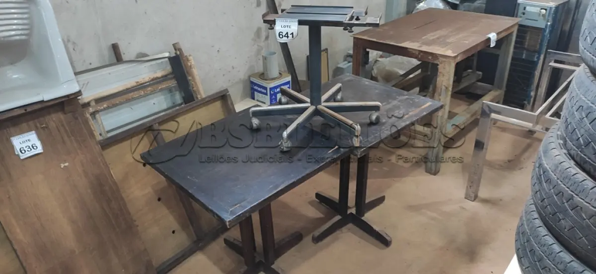 LOTE 641 - 02 MESAS EM MADEIRA E 01 BASE DE CADEIRA.  (NO ESTADO) ATENÇÃO! FAZER A VISITAÇÃO ANTES DE ARREMATAR, NÃO SABEMOS SE FUNCIONA, LEILÃO NÃO TEM GARANTIA E NEM DEVOLUÇÃO, SUJEITO A POSSÍVEIS AVARIAS VISÍVEIS/OCULTAS E/OU AUSÊNCIA DE COMPONENTES.