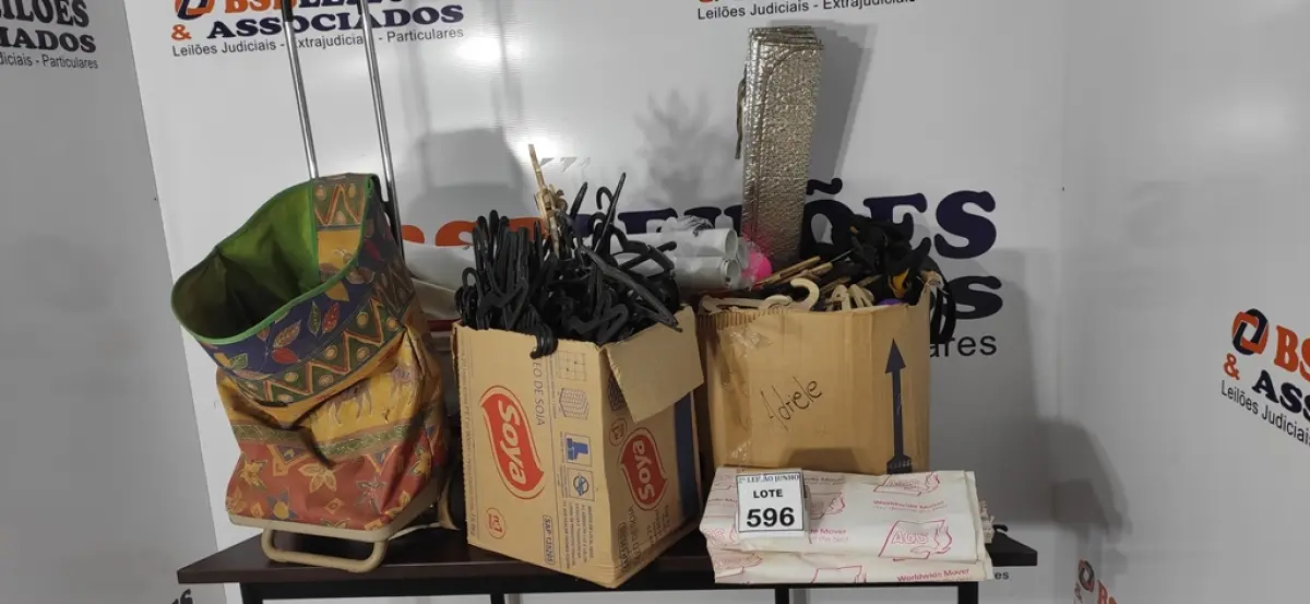 01 LOTE COM GRANDE QUANTIDADE DE CABIDES, MATERIAIS DECORATIVOS E 01 CARRINHO DE FEIRA.  (NO ESTADO) ATENÇÃO! FAZER A VISITAÇÃO ANTES DE ARREMATAR, NÃO SABEMOS SE FUNCIONA, LEILÃO NÃO TEM GARANTIA E NEM DEVOLUÇÃO, SUJEITO A POSSÍVEIS AVARIAS VISÍVEIS/OCULTAS E/OU AUSÊNCIA DE COMPONENTES.