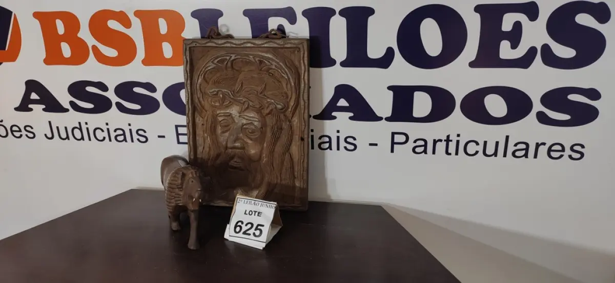 01 QUADRO ENTALHADO E 01 LEÃO DE MADEIRA.  (NO ESTADO) ATENÇÃO! FAZER A VISITAÇÃO ANTES DE ARREMATAR, NÃO SABEMOS SE FUNCIONA, LEILÃO NÃO TEM GARANTIA E NEM DEVOLUÇÃO, SUJEITO A POSSÍVEIS AVARIAS VISÍVEIS/OCULTAS E/OU AUSÊNCIA DE COMPONENTES.