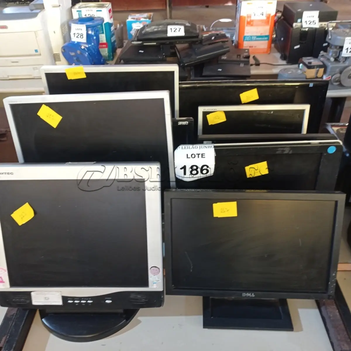 LOTE 186 - 09 MONITORES LCD MARCA E MODELOS DIVERSOS. (NO ESTADO) ATENÇÃO! FAZER A VISITAÇÃO ANTES DE ARREMATAR, NÃO SABEMOS SE FUNCIONA, LEILÃO NÃO TEM GARANTIA E NEM DEVOLUÇÃO, SUJEITO A POSSÍVEIS AVARIAS VISÍVEIS/OCULTAS E/OU AUSÊNCIA DE COMPONENTES.