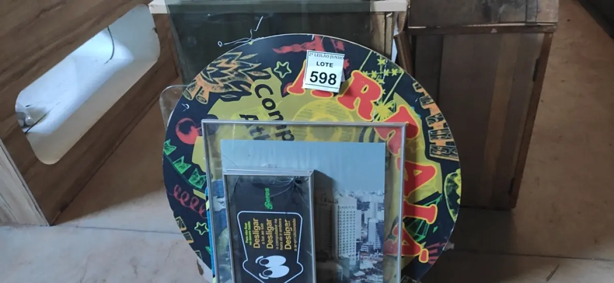 01 LOTE COM QUADROS E MOLDURAS DECORATIVAS E 02 VIDROS AVULSOS.  (NO ESTADO) ATENÇÃO! FAZER A VISITAÇÃO ANTES DE ARREMATAR, NÃO SABEMOS SE FUNCIONA, LEILÃO NÃO TEM GARANTIA E NEM DEVOLUÇÃO, SUJEITO A POSSÍVEIS AVARIAS VISÍVEIS/OCULTAS E/OU AUSÊNCIA DE COMPONENTES.
