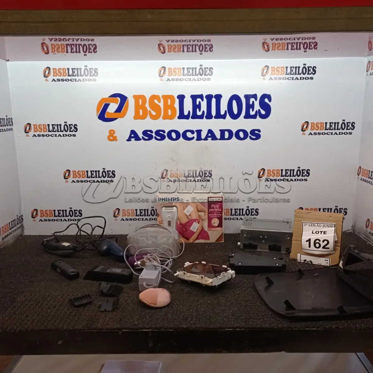 LOTE 162 - 02 APARELHOS DE DEPILAÇÃO, 03 MAQUINAS DE CORTAR CABELO, 01 BARBEADO ELÉTRICO E ACESSÓRIOS PARA CARRO. (NO ESTADO) ATENÇÃO! FAZER A VISITAÇÃO ANTES DE ARREMATAR, NÃO SABEMOS SE FUNCIONA, LEILÃO NÃO TEM GARANTIA E NEM DEVOLUÇÃO, SUJEITO A POSSÍVEIS AVARIAS VISÍVEIS/OCULTAS E/OU AUSÊNCIA DE COMPONENTES.