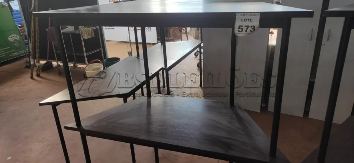 LOTE 573 - 02 MESAS COM TAMPO DE MADEIRA EM FORMA TRAPÉZIO.  (NO ESTADO) ATENÇÃO! FAZER A VISITAÇÃO ANTES DE ARREMATAR, NÃO SABEMOS SE FUNCIONA, LEILÃO NÃO TEM GARANTIA E NEM DEVOLUÇÃO, SUJEITO A POSSÍVEIS AVARIAS VISÍVEIS/OCULTAS E/OU AUSÊNCIA DE COMPONENTES.