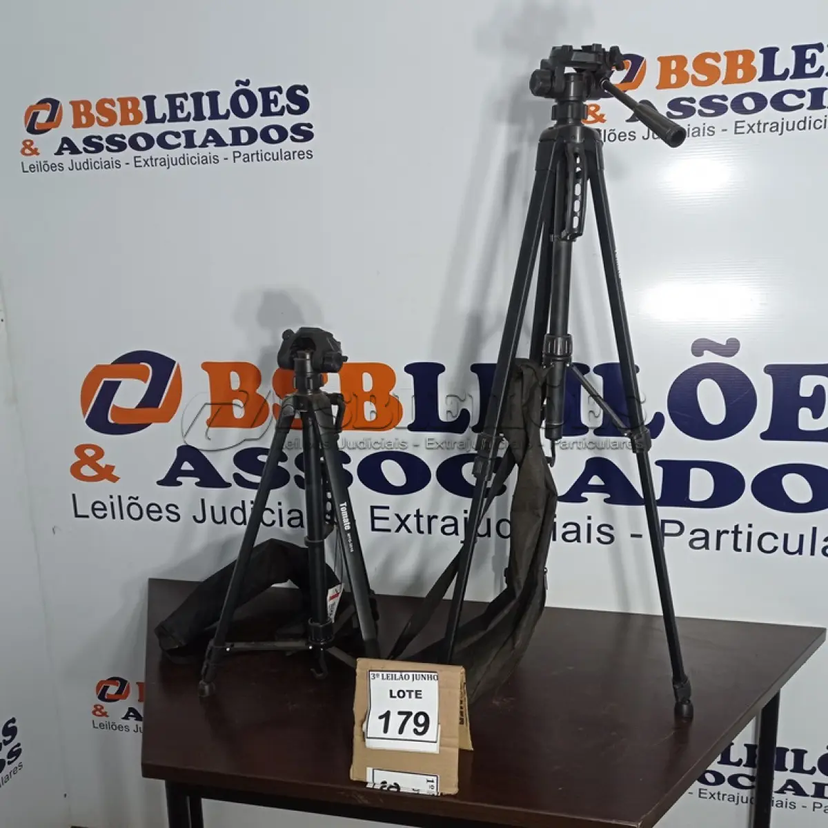 LOTE 179 - 02 TRIPÉS PARA CÂMERAS MARCA TOMATE. (NO ESTADO) ATENÇÃO! FAZER A VISITAÇÃO ANTES DE ARREMATAR, NÃO SABEMOS SE FUNCIONA, LEILÃO NÃO TEM GARANTIA E NEM DEVOLUÇÃO, SUJEITO A POSSÍVEIS AVARIAS VISÍVEIS/OCULTAS E/OU AUSÊNCIA DE COMPONENTES.
