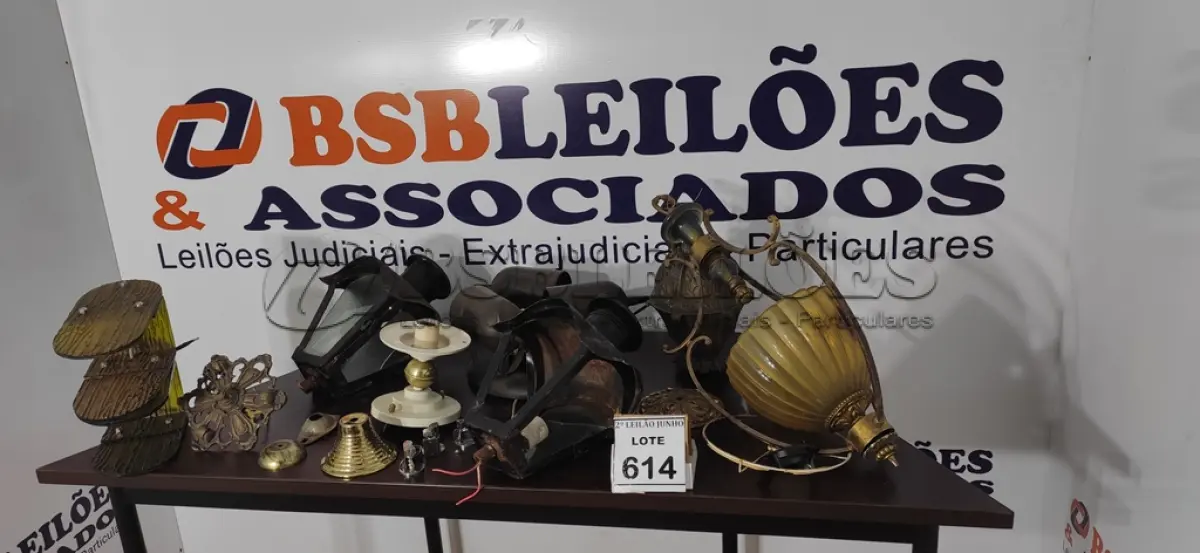 LOTE 614 - 01 LOTE COM VÁRIAS LUMINÁRIAS ANTIGAS DIVERSAS.  (NO ESTADO) ATENÇÃO! FAZER A VISITAÇÃO ANTES DE ARREMATAR, NÃO SABEMOS SE FUNCIONA, LEILÃO NÃO TEM GARANTIA E NEM DEVOLUÇÃO, SUJEITO A POSSÍVEIS AVARIAS VISÍVEIS/OCULTAS E/OU AUSÊNCIA DE COMPONENTES.