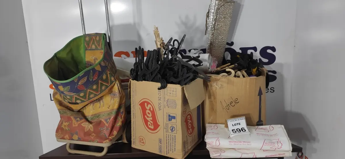 01 LOTE COM GRANDE QUANTIDADE DE CABIDES, MATERIAIS DECORATIVOS E 01 CARRINHO DE FEIRA.  (NO ESTADO) ATENÇÃO! FAZER A VISITAÇÃO ANTES DE ARREMATAR, NÃO SABEMOS SE FUNCIONA, LEILÃO NÃO TEM GARANTIA E NEM DEVOLUÇÃO, SUJEITO A POSSÍVEIS AVARIAS VISÍVEIS/OCULTAS E/OU AUSÊNCIA DE COMPONENTES.