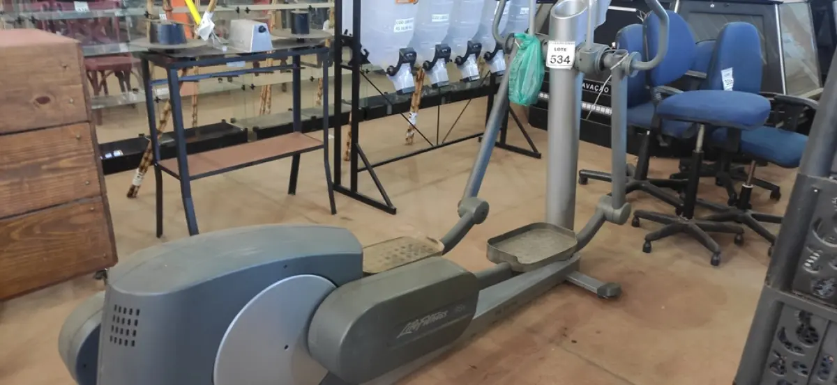 01 ELÍPTICO MODELO LIFE FITNESS 95XI. (NO ESTADO) ATENÇÃO! FAZER A VISITAÇÃO ANTES DE ARREMATAR, NÃO SABEMOS SE FUNCIONA, LEILÃO NÃO TEM GARANTIA E NEM DEVOLUÇÃO, SUJEITO A POSSÍVEIS AVARIAS VISÍVEIS/OCULTAS E/OU AUSÊNCIA DE COMPONENTES.