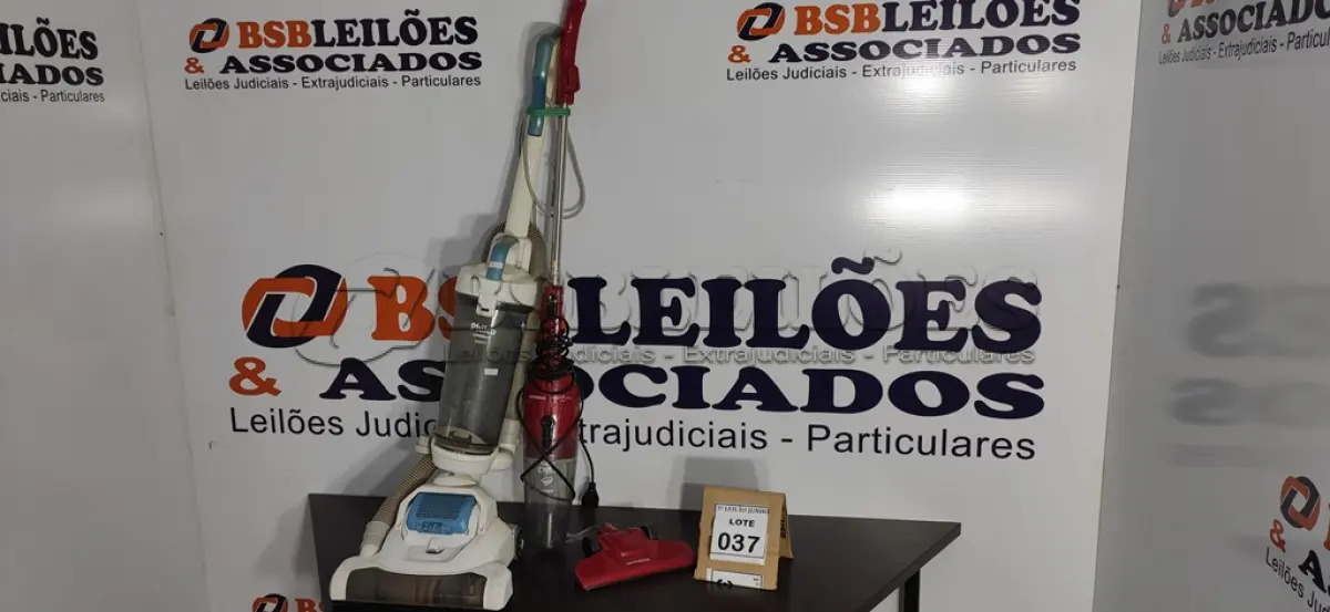 LOTE 037 - 02 ASPIRADORES DE PÓ SENDO 01 MARCA PHILCO E 01 MONDIAL. (NO ESTADO) ATENÇÃO! FAZER A VISITAÇÃO ANTES DE ARREMATAR, NÃO SABEMOS SE FUNCIONA, LEILÃO NÃO TEM GARANTIA E NEM DEVOLUÇÃO, SUJEITO A POSSÍVEIS AVARIAS VISÍVEIS/OCULTAS E/OU AUSÊNCIA DE COMPONENTES.