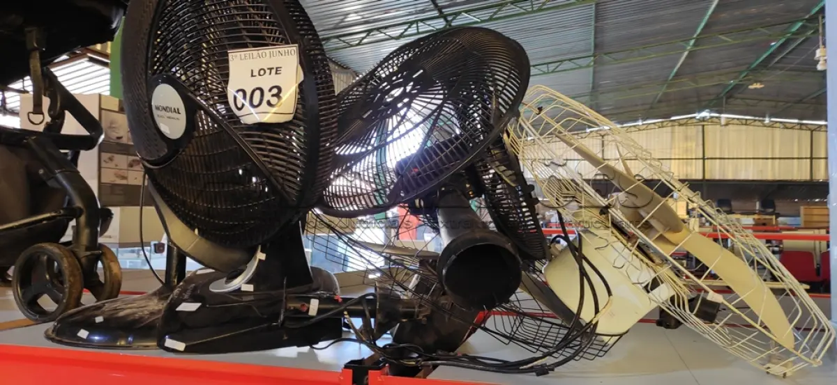 LOTE 003 - 05 VENTILADORES MARCAS E MODELOS DIVERSOS. (NO ESTADO) ATENÇÃO! FAZER A VISITAÇÃO ANTES DE ARREMATAR, NÃO SABEMOS SE FUNCIONA, LEILÃO NÃO TEM GARANTIA E NEM DEVOLUÇÃO, SUJEITO A POSSÍVEIS AVARIAS VISÍVEIS/OCULTAS E/OU AUSÊNCIA DE COMPONENTES.