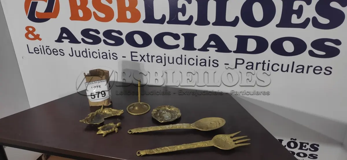 LOTE 579 - 01 CONCHA, 01 PEGADOR, 03 CINZEIROS E 01 TAMPA, TODOS MATERIAIS ANTIGOS DECORADOS.  (NO ESTADO) ATENÇÃO! FAZER A VISITAÇÃO ANTES DE ARREMATAR, NÃO SABEMOS SE FUNCIONA, LEILÃO NÃO TEM GARANTIA E NEM DEVOLUÇÃO, SUJEITO A POSSÍVEIS AVARIAS VISÍVEIS/OCULTAS E/OU AUSÊNCIA DE COMPONENTES.
