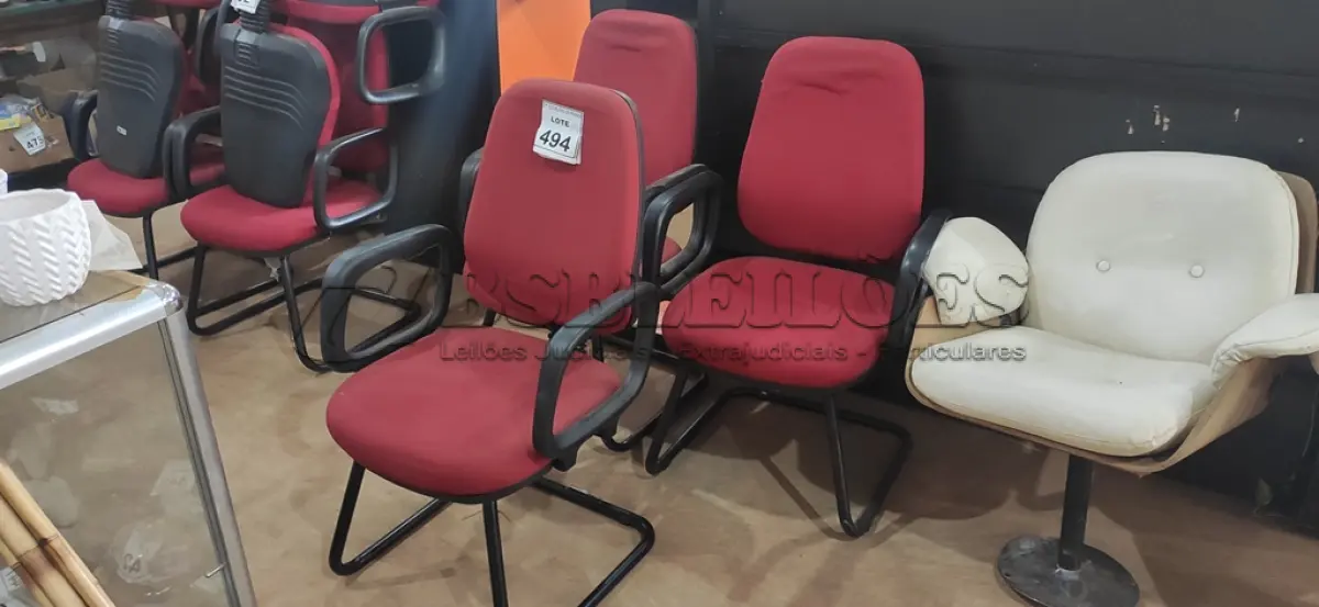 LOTE 494 - 03 CADEIRAS DE ESCRITÓRIO PÉS FIXOS TECIDO NA COR VERMELHO. (NO ESTADO) ATENÇÃO! FAZER A VISITAÇÃO ANTES DE ARREMATAR, NÃO SABEMOS SE FUNCIONA, LEILÃO NÃO TEM GARANTIA E NEM DEVOLUÇÃO, SUJEITO A POSSÍVEIS AVARIAS VISÍVEIS/OCULTAS E/OU AUSÊNCIA DE COMPONENTES.