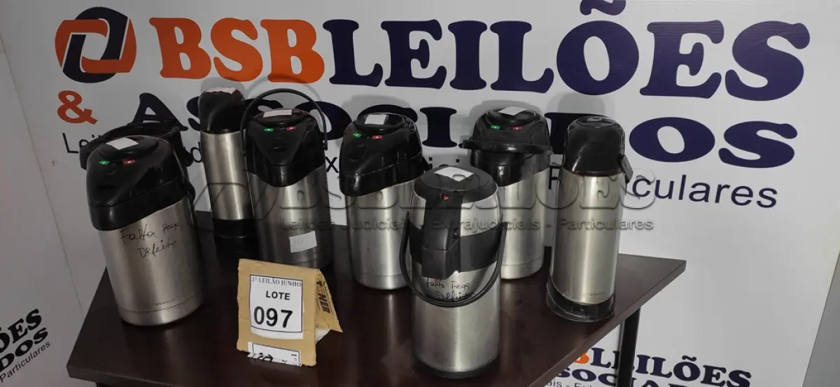 LOTE 097 - 08 GARRAFAS TÉRMICAS EM INOX. (NO ESTADO) ATENÇÃO! FAZER A VISITAÇÃO ANTES DE ARREMATAR, NÃO SABEMOS SE FUNCIONA, LEILÃO NÃO TEM GARANTIA E NEM DEVOLUÇÃO, SUJEITO A POSSÍVEIS AVARIAS VISÍVEIS/OCULTAS E/OU AUSÊNCIA DE COMPONENTES.