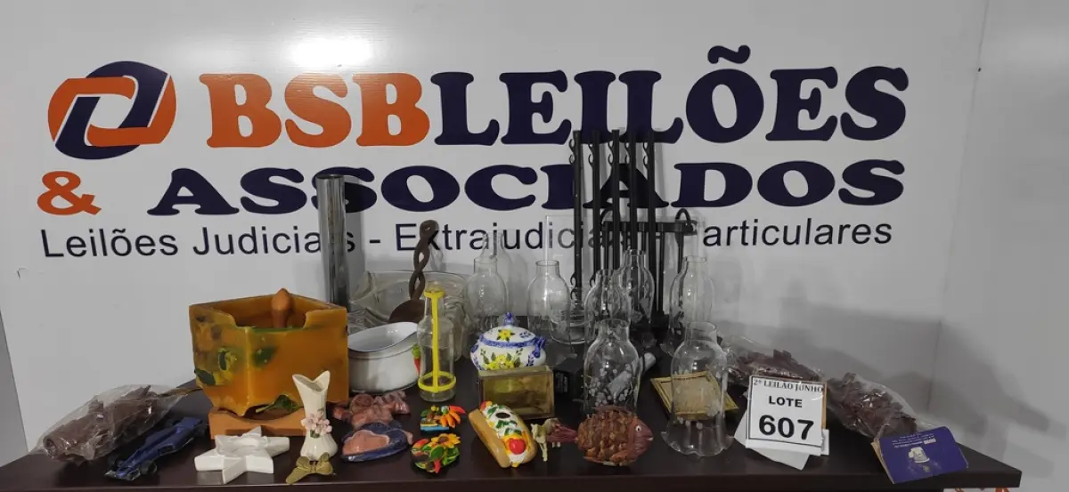 01 LOTE COM GRANDE QUANTIDADE DE MATERIAIS DECORATIVOS DIVERSOS.  (NO ESTADO) ATENÇÃO! FAZER A VISITAÇÃO ANTES DE ARREMATAR, NÃO SABEMOS SE FUNCIONA, LEILÃO NÃO TEM GARANTIA E NEM DEVOLUÇÃO, SUJEITO A POSSÍVEIS AVARIAS VISÍVEIS/OCULTAS E/OU AUSÊNCIA DE COMPONENTES.