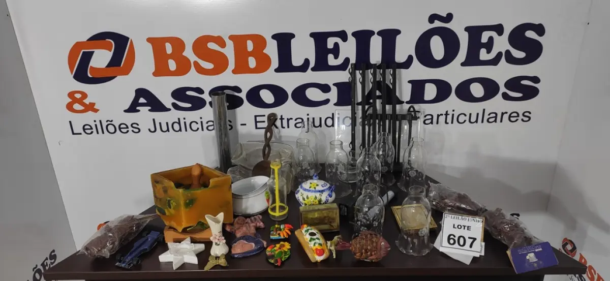 01 LOTE COM GRANDE QUANTIDADE DE MATERIAIS DECORATIVOS DIVERSOS.  (NO ESTADO) ATENÇÃO! FAZER A VISITAÇÃO ANTES DE ARREMATAR, NÃO SABEMOS SE FUNCIONA, LEILÃO NÃO TEM GARANTIA E NEM DEVOLUÇÃO, SUJEITO A POSSÍVEIS AVARIAS VISÍVEIS/OCULTAS E/OU AUSÊNCIA DE COMPONENTES.