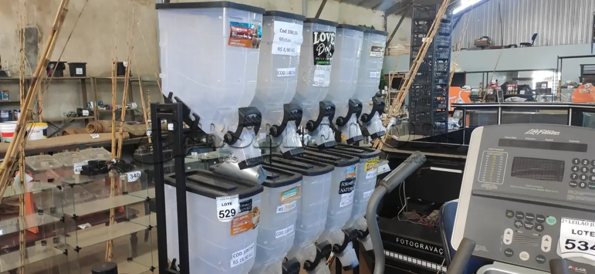 LOTE 529 - 01 DISPENSER PARA RAÇÃO A GRANEL COM 10 DIVISÕES. (NO ESTADO) ATENÇÃO! FAZER A VISITAÇÃO ANTES DE ARREMATAR, NÃO SABEMOS SE FUNCIONA, LEILÃO NÃO TEM GARANTIA E NEM DEVOLUÇÃO, SUJEITO A POSSÍVEIS AVARIAS VISÍVEIS/OCULTAS E/OU AUSÊNCIA DE COMPONENTES.
