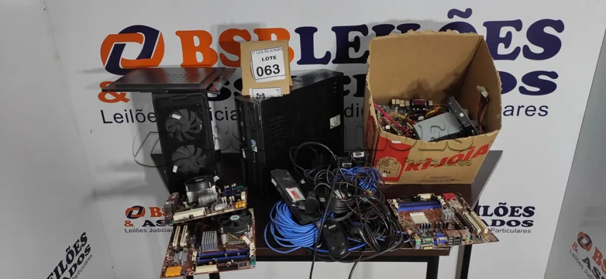 LOTE 063 - 01 CPU, 01 GABINETE VAZIO E 01 CAIXA COM GRANDE QUANTIDADE DE CABOS. (NO ESTADO) ATENÇÃO! FAZER A VISITAÇÃO ANTES DE ARREMATAR, NÃO SABEMOS SE FUNCIONA, LEILÃO NÃO TEM GARANTIA E NEM DEVOLUÇÃO, SUJEITO A POSSÍVEIS AVARIAS VISÍVEIS/OCULTAS E/OU AUSÊNCIA DE COMPONENTES.