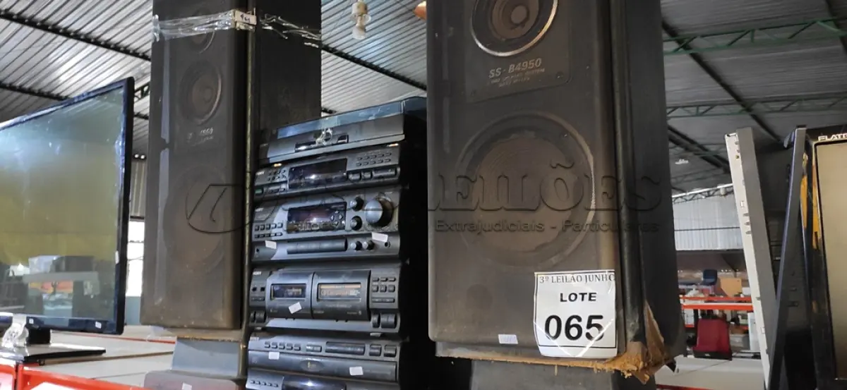 LOTE 065 - 01 APARELHO DE SOM 3 EM 1 MARCA SONY COM 02 CAIXAS DE SOM E 01 TOCA DISCO. (NO ESTADO) ATENÇÃO! FAZER A VISITAÇÃO ANTES DE ARREMATAR, NÃO SABEMOS SE FUNCIONA, LEILÃO NÃO TEM GARANTIA E NEM DEVOLUÇÃO, SUJEITO A POSSÍVEIS AVARIAS VISÍVEIS/OCULTAS E/OU AUSÊNCIA DE COMPONENTES.