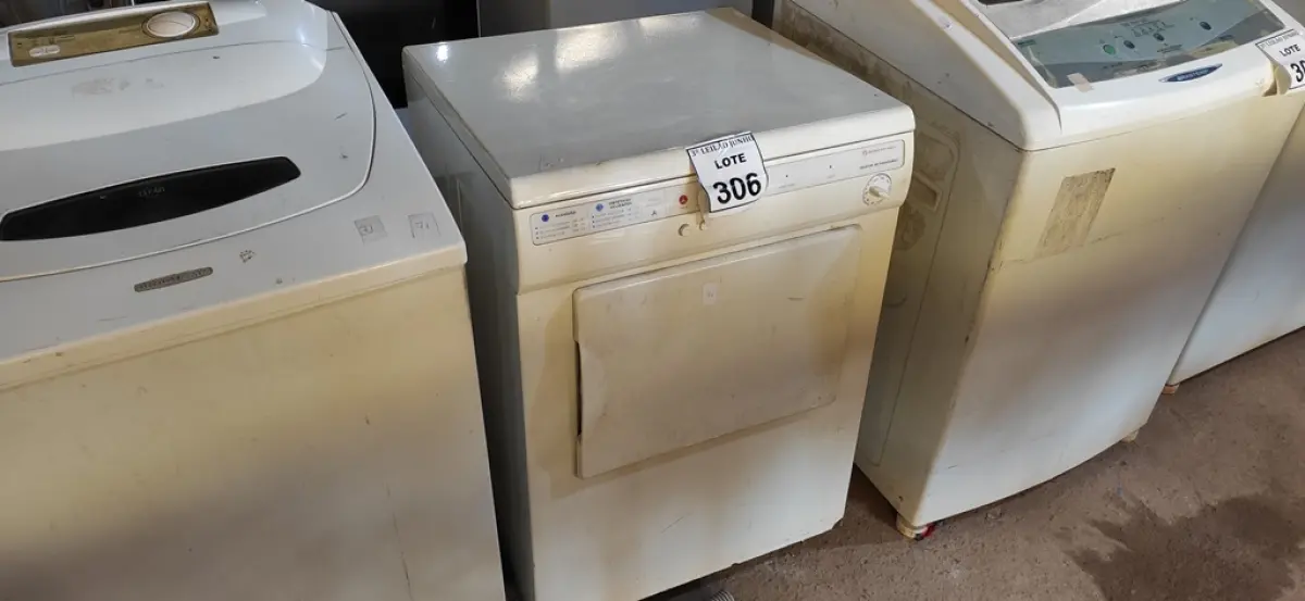 01 MÁQUINA DE LAVAR ROUPAS BRASTEMP 220V. (NO ESTADO) ATENÇÃO! FAZER A VISITAÇÃO ANTES DE ARREMATAR, NÃO SABEMOS SE FUNCIONA. LEILÃO NÃO TEM GARANTIA E NEM DEVOLUÇÃO, SUJEITO A POSSÍVEIS AVARIAS VISÍVEIS/OCULTAS E/OU AUSÊNCIA DE COMPONENTES.