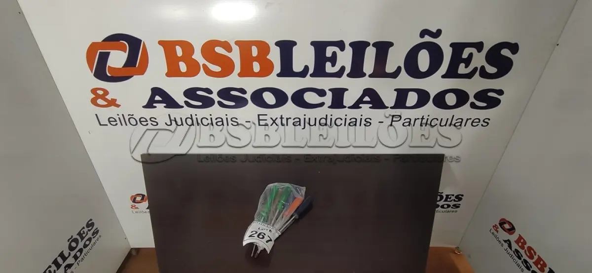 LOTE 267 - 10 CHAVES MODELOS FENDA E PHILIPS TAMANHOS DIVERSOS. (NO ESTADO) ATENÇÃO! FAZER A VISITAÇÃO ANTES DE ARREMATAR, NÃO SABEMOS SE FUNCIONA, LEILÃO NÃO TEM GARANTIA E NEM DEVOLUÇÃO, SUJEITO A POSSÍVEIS AVARIAS VISÍVEIS/OCULTAS E/OU AUSÊNCIA DE COMPONENTES.