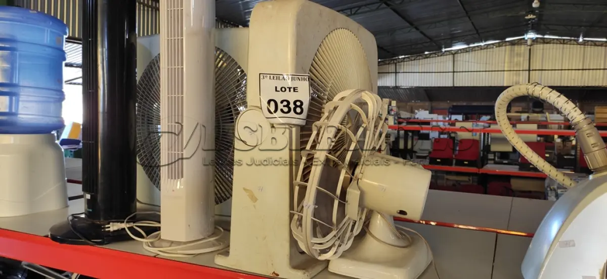 LOTE 038 - 05 VENTILADORES DIVERSOS. (NO ESTADO) ATENÇÃO! FAZER A VISITAÇÃO ANTES DE ARREMATAR, NÃO SABEMOS SE FUNCIONA. LEILÃO NÃO TEM GARANTIA E NEM DEVOLUÇÃO, SUJEITO A POSSÍVEIS AVARIAS VISÍVEIS/OCULTAS E/OU AUSÊNCIA DE COMPONENTES.