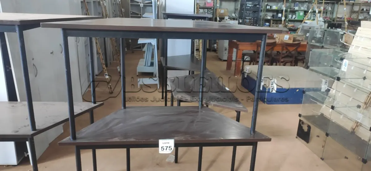 LOTE 575 - 02 MESAS COM TAMPO DE MADEIRA EM FORMA TRAPÉZIO.  (NO ESTADO) ATENÇÃO! FAZER A VISITAÇÃO ANTES DE ARREMATAR, NÃO SABEMOS SE FUNCIONA, LEILÃO NÃO TEM GARANTIA E NEM DEVOLUÇÃO, SUJEITO A POSSÍVEIS AVARIAS VISÍVEIS/OCULTAS E/OU AUSÊNCIA DE COMPONENTES.