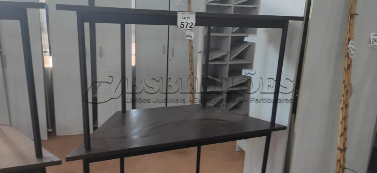 LOTE 572 - 02 MESAS COM TAMPO DE MADEIRA EM FORMA TRAPÉZIO.  (NO ESTADO) ATENÇÃO! FAZER A VISITAÇÃO ANTES DE ARREMATAR, NÃO SABEMOS SE FUNCIONA, LEILÃO NÃO TEM GARANTIA E NEM DEVOLUÇÃO, SUJEITO A POSSÍVEIS AVARIAS VISÍVEIS/OCULTAS E/OU AUSÊNCIA DE COMPONENTES.