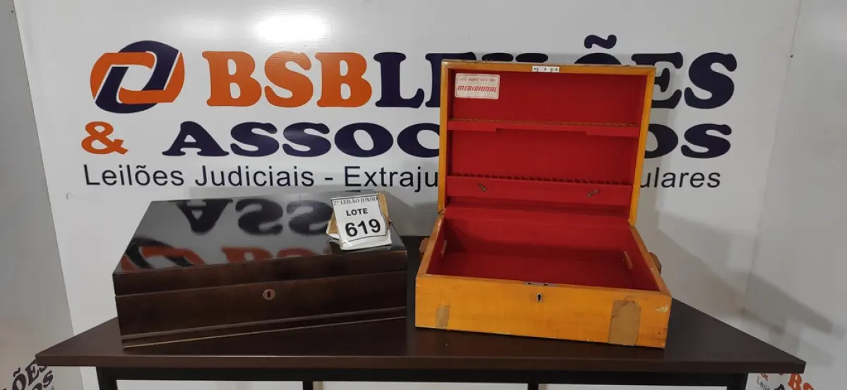02 MALAS EM MADEIRA PARA FAQUEIRO.  (NO ESTADO) ATENÇÃO! FAZER A VISITAÇÃO ANTES DE ARREMATAR, NÃO SABEMOS SE FUNCIONA, LEILÃO NÃO TEM GARANTIA E NEM DEVOLUÇÃO, SUJEITO A POSSÍVEIS AVARIAS VISÍVEIS/OCULTAS E/OU AUSÊNCIA DE COMPONENTES.
