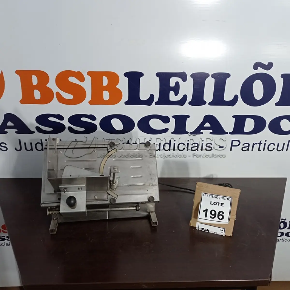LOTE 196 - 01 FATIADOR DE FRIOS INOX ELÉTRICO MARCA BECCARO. (NO ESTADO) ATENÇÃO! FAZER A VISITAÇÃO ANTES DE ARREMATAR, NÃO SABEMOS SE FUNCIONA, LEILÃO NÃO TEM GARANTIA E NEM DEVOLUÇÃO, SUJEITO A POSSÍVEIS AVARIAS VISÍVEIS/OCULTAS E/OU AUSÊNCIA DE COMPONENTES.