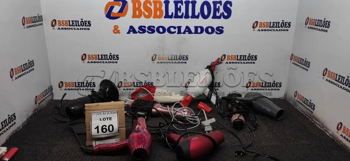 LOTE 160 - 05 SECADORES DE CABELO, 02 ESCOVAS ELÉTRICAS E 01 ASPIRADOR DE MÃOS PORTÁTIL. (NO ESTADO) ATENÇÃO! FAZER A VISITAÇÃO ANTES DE ARREMATAR, NÃO SABEMOS SE FUNCIONA, LEILÃO NÃO TEM GARANTIA E NEM DEVOLUÇÃO, SUJEITO A POSSÍVEIS AVARIAS VISÍVEIS/OCULTAS E/OU AUSÊNCIA DE COMPONENTES.