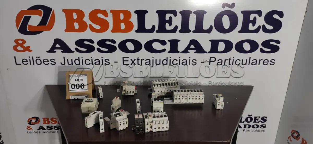 LOTE 006 - 01 LOTE COM VÁRIOS DISJUNTORES MODELOS DIVERSOS. (NO ESTADO) ATENÇÃO! FAZER A VISITAÇÃO ANTES DE ARREMATAR, NÃO SABEMOS SE FUNCIONA, LEILÃO NÃO TEM GARANTIA E NEM DEVOLUÇÃO, SUJEITO A POSSÍVEIS AVARIAS VISÍVEIS/OCULTAS E/OU AUSÊNCIA DE COMPONENTES.