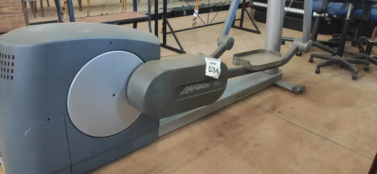 01 ELÍPTICO MODELO LIFE FITNESS 95XI. (NO ESTADO) ATENÇÃO! FAZER A VISITAÇÃO ANTES DE ARREMATAR, NÃO SABEMOS SE FUNCIONA, LEILÃO NÃO TEM GARANTIA E NEM DEVOLUÇÃO, SUJEITO A POSSÍVEIS AVARIAS VISÍVEIS/OCULTAS E/OU AUSÊNCIA DE COMPONENTES.