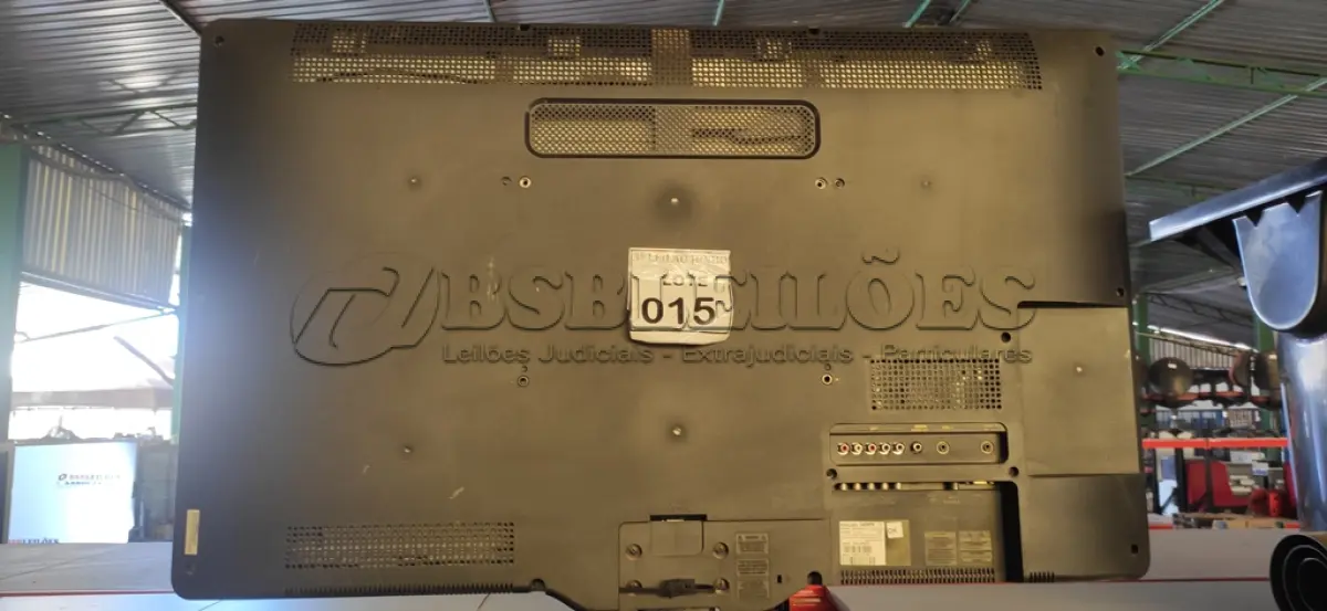 LOTE 015 - 01 TV LCD 40’’. (NO ESTADO) ATENÇÃO! FAZER A VISITAÇÃO ANTES DE ARREMATAR, NÃO SABEMOS SE FUNCIONA, LEILÃO NÃO TEM GARANTIA E NEM DEVOLUÇÃO, SUJEITO A POSSÍVEIS AVARIAS VISÍVEIS/OCULTAS E/OU AUSÊNCIA DE COMPONENTES.
