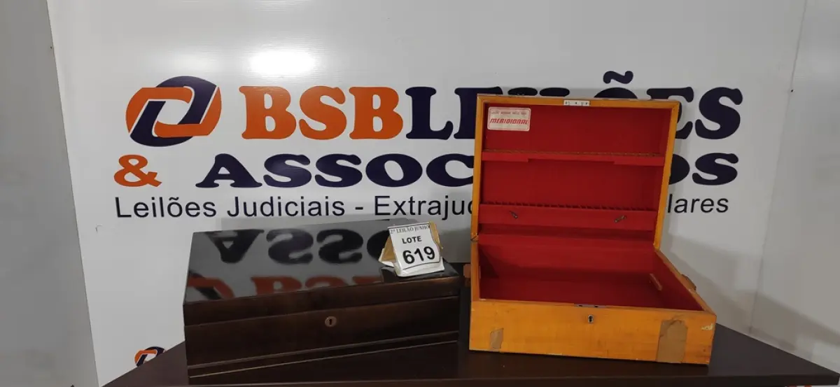 02 MALAS EM MADEIRA PARA FAQUEIRO.  (NO ESTADO) ATENÇÃO! FAZER A VISITAÇÃO ANTES DE ARREMATAR, NÃO SABEMOS SE FUNCIONA, LEILÃO NÃO TEM GARANTIA E NEM DEVOLUÇÃO, SUJEITO A POSSÍVEIS AVARIAS VISÍVEIS/OCULTAS E/OU AUSÊNCIA DE COMPONENTES.