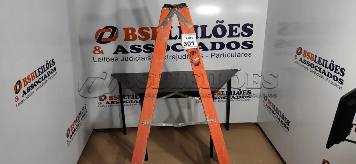 LOTE 301 - 01 ESCADA. (NO ESTADO) ATENÇÃO! FAZER A VISITAÇÃO ANTES DE ARREMATAR, NÃO SABEMOS SE FUNCIONA, LEILÃO NÃO TEM GARANTIA E NEM DEVOLUÇÃO, SUJEITO A POSSÍVEIS AVARIAS VISÍVEIS/OCULTAS E/OU AUSÊNCIA DE COMPONENTES.